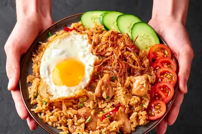 Resep Nasi Goreng Ayam Spesial, Gurih Pedas untuk Sarapan | Bisik.id